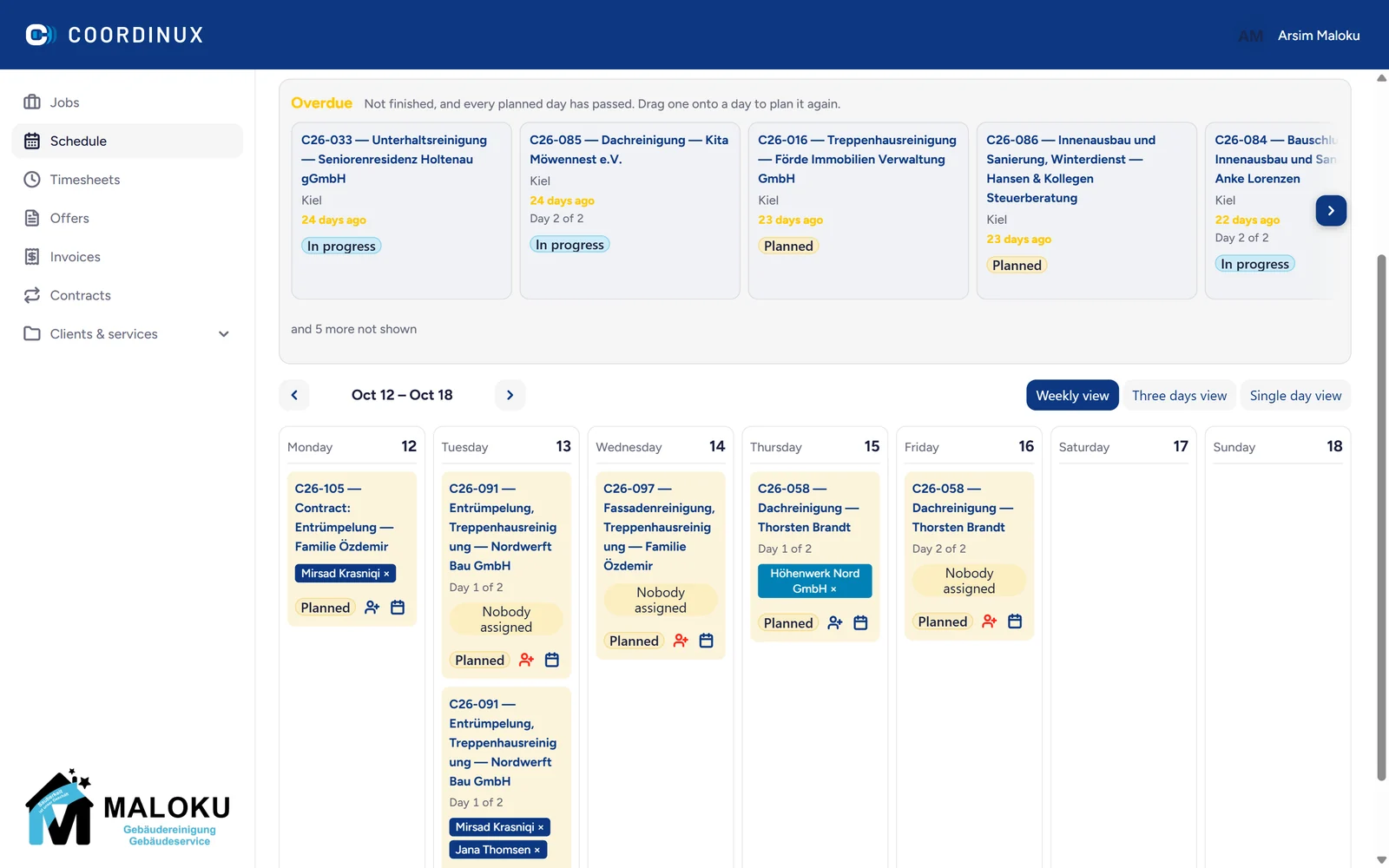 Coordinux weekly schedule with jobs planned per day and assigned staff
